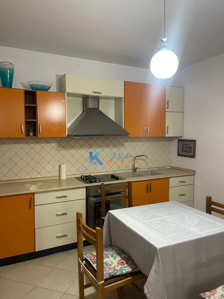 Tirane, jap me qera apartament 2+1+Ballkon Kati 2, 112 m² 700 € (2+1 per qira ne Zog te Zi)