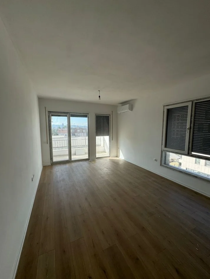 Tirane, jap me qera apartament 2+1+Ballkon Kati 4, 105 m² 500 € (Xhamllik)