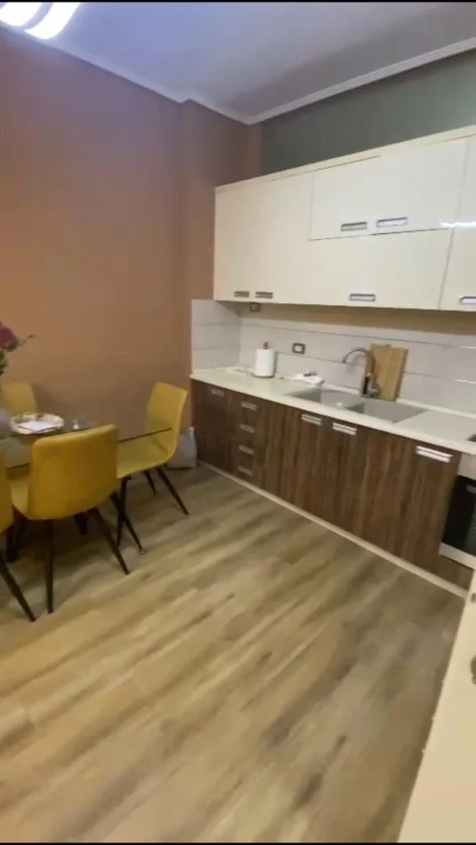 Tirane, jepet me qera apartament 2+1 Kati 4, 100 m² 700 € (Liqeni i Tiranes, Kopshti Zoologjik)