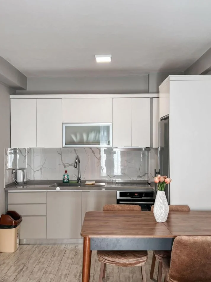 Tirane, jepet me qera apartament 1+1+Ballkon Kati 5, 70 m² 600 € (Rruga 5 Maji)