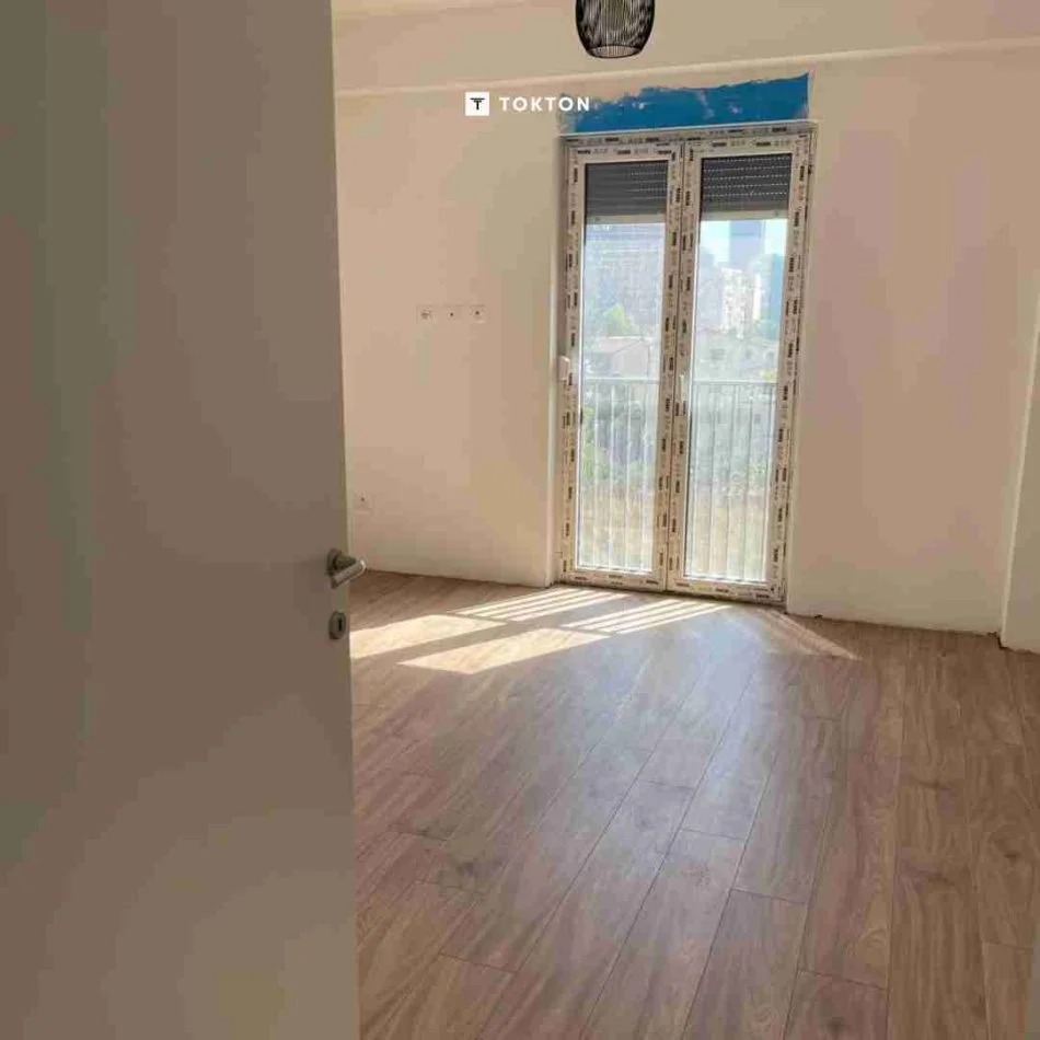 Tirane, jepet me qera apartament 3+1+Ballkon Kati 4, 148 m² 500 € (JORDAN MISJA)