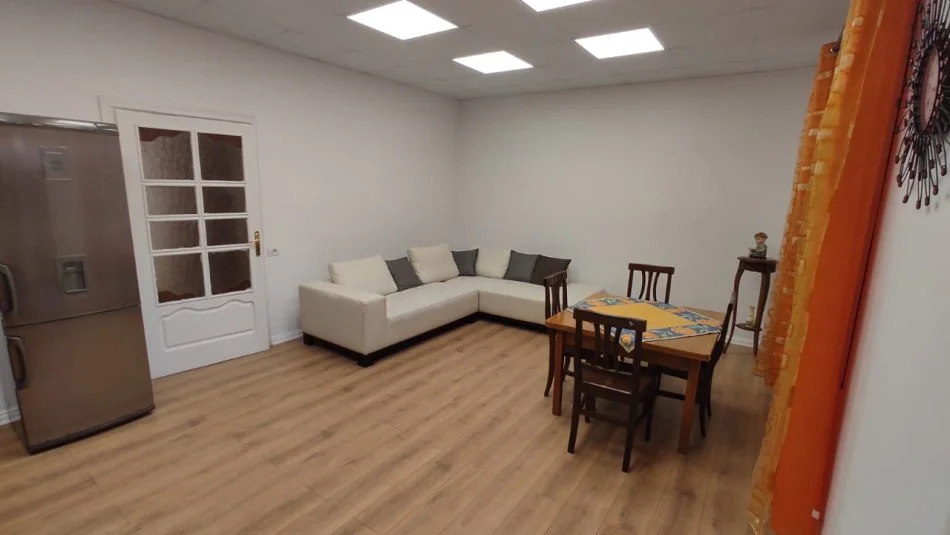 Tirane, jepet me qera Vile 3 Katshe Kati 1, 300 m² 1.500 € (Xhamllik, Rruga Arkitekt Sinani)