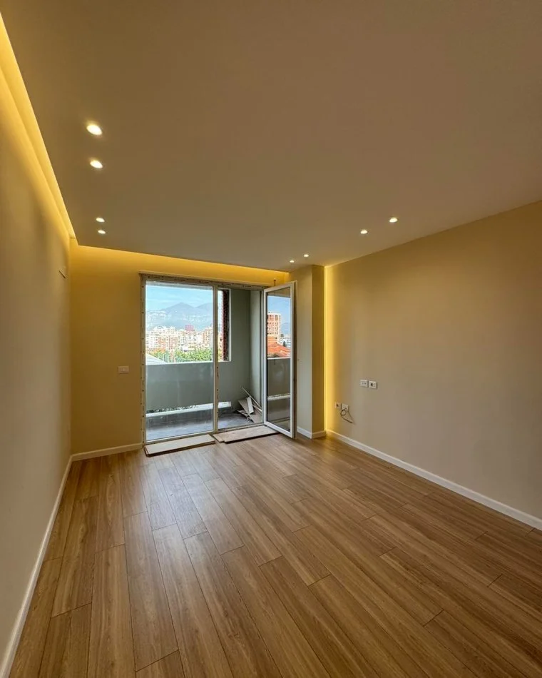 Tirane, shes apartament 2+1+Ballkon Kati 3, 90 m² 162.000 € (Rr. Kavajes)
