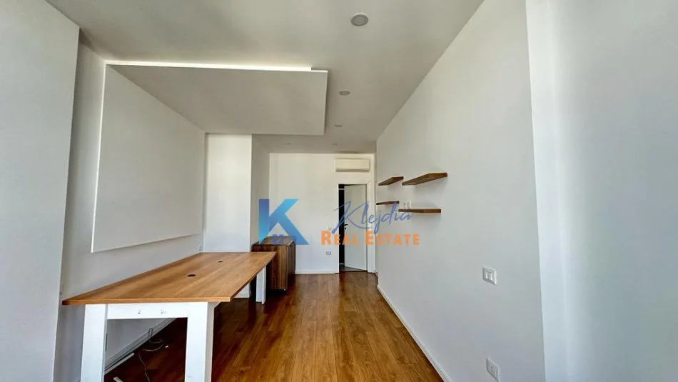 Tirane, jap me qera zyre Kati 8, 100 m² 800 € (Komuna e Parisit, Kika 2)
