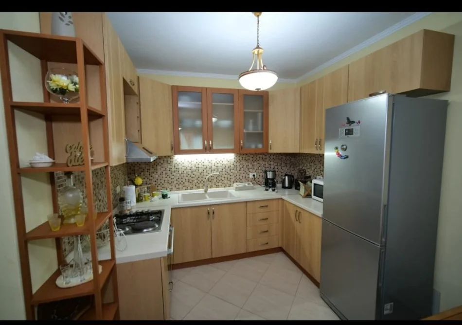 Tirane, jepet me qera apartament 1+1+Ballkon Kati 6, 70 m² 500 € (Rruga Jordan Misja)