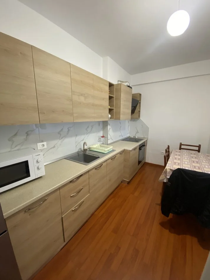 Tirane, jepet me qera apartament 1+1+Ballkon Kati 4, 80 m² 500 € (21 Dhjetori, Kompleksi Star)