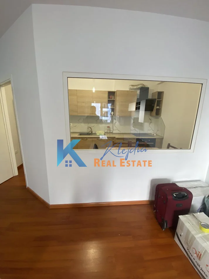 Tirane, jap me qera apartament 1+1+Ballkon Kati 4, 80 m² 500 € (Ish Parku i Autobuzave)