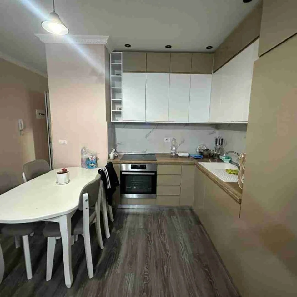Tirane, jepet me qera apartament 2+1+Ballkon Kati 5, 105 m² 750 € (DON BOSKO)