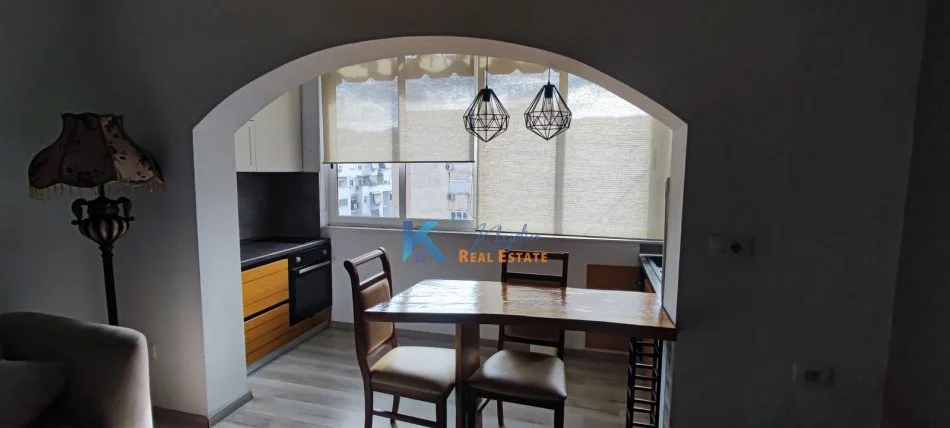 Tirane, jap me qera apartament 1+1+Ballkon Kati 9, 80 m² 550 € (Komuna e Parisit)