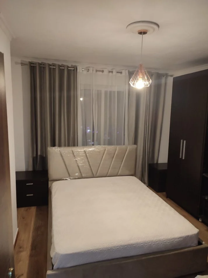 Tirane, jepet me qera apartament 1+1 Kati 6, 70 m² 650 € (Komuna e Parisit, prane Lulishtes)