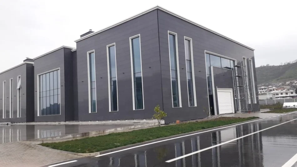 Tirane, jepet me qera ambjent biznesi , (Peze Helmes Tirane)