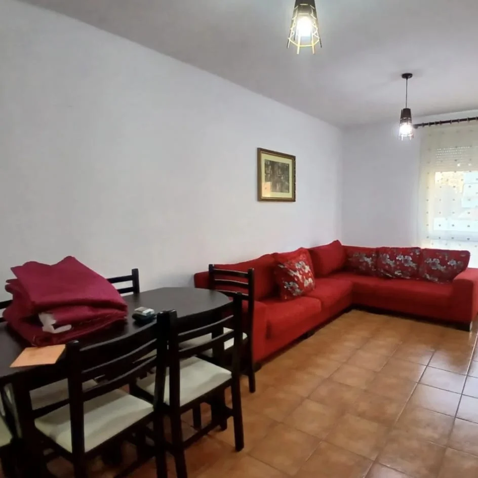 Tirane, jepet me qera apartament 1+1+Ballkon Kati 3, 70 m² 500 € (Ministria e Jashtme, Komisariati Nr.1)