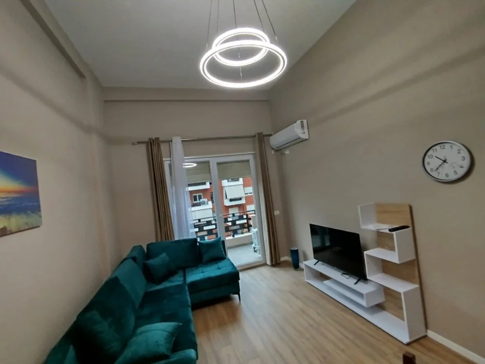 Tirane, jap me qera apartament 1+1+Ballkon Kati 7, 65 m² 500 € (Kompleksi Golden Park, perballe Spitalit Ame)