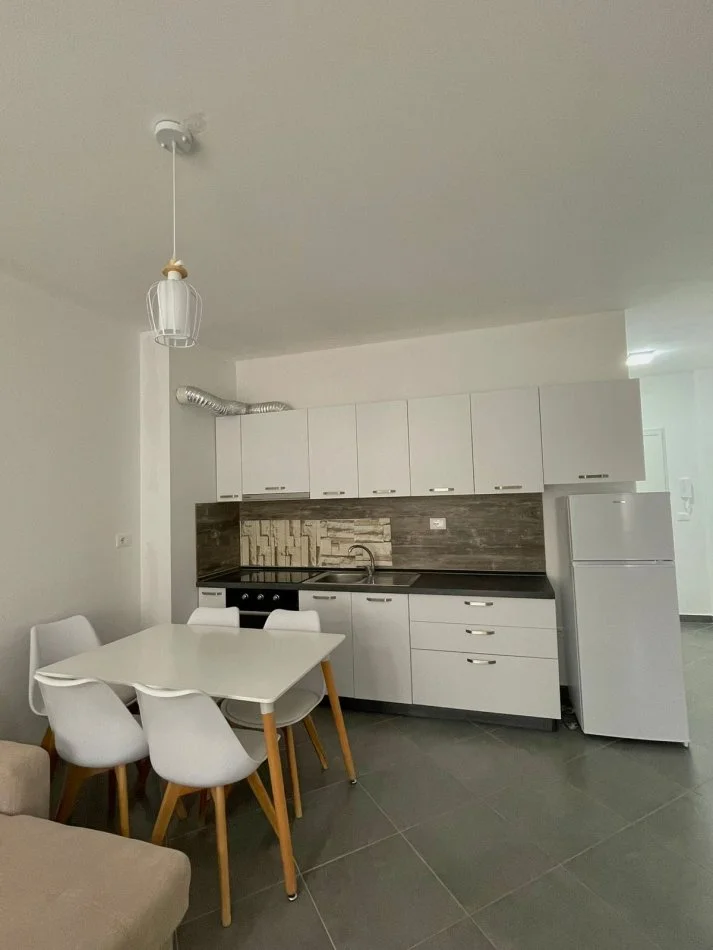 Vlore, jepet me qera apartament 1+1 Kati 7, 65 m² 420 € (Te lokal Hannover, Lungomare rv47060)
