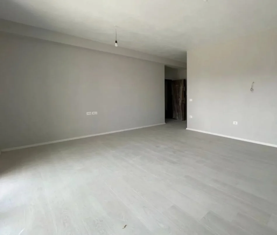 Tirane, jap me qera zyre Kati 1, 104 m² 540 € (Unaza e Re)