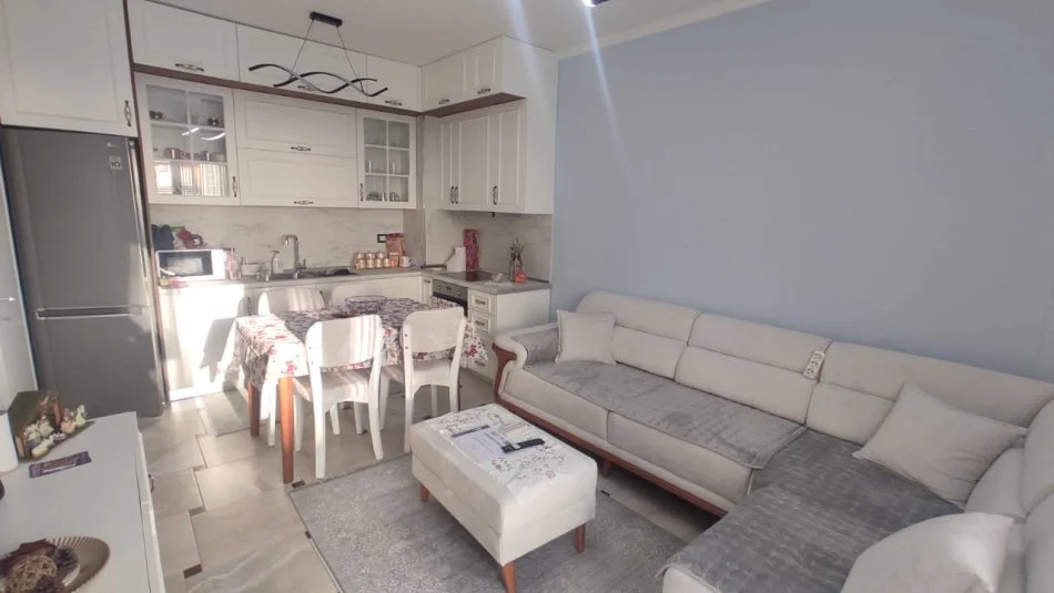 Tirane, jepet me qera apartament 1+1 Kati 5, 70 m² 500 € (Porcelan, prane UET)