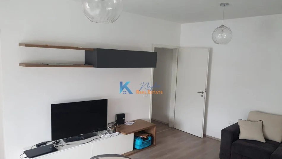 Tirane, jap me qera apartament 2+1+Ballkon Kati 8, 97 m² 600 € (21 Dhjetori, Kompleksi Kontakt)