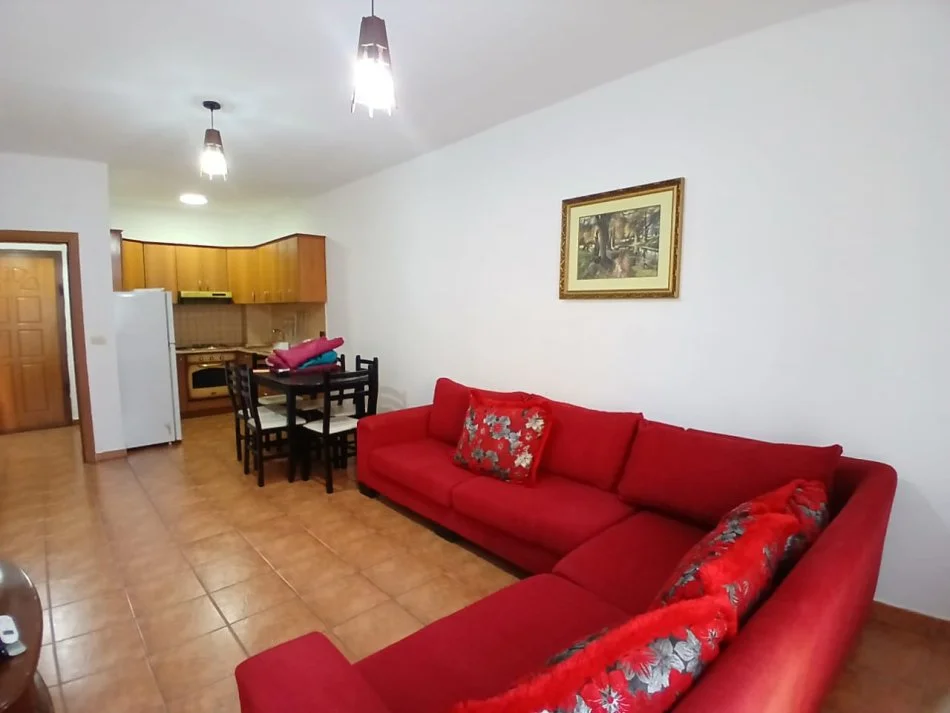 Tirane, jepet me qera apartament 1+1 Kati 3, 70 m² 450 € (pazari i ri)