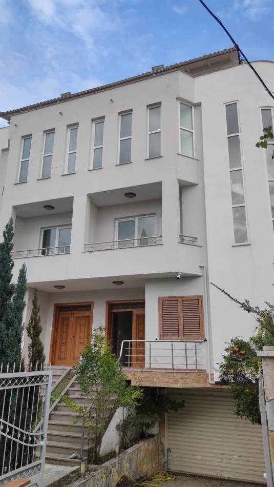 Tirane, jepet me qera Vile 5+1+Aneks+Ballkon Kati 4, 250 m² 1.000 € (Rruga Islam Rusi)