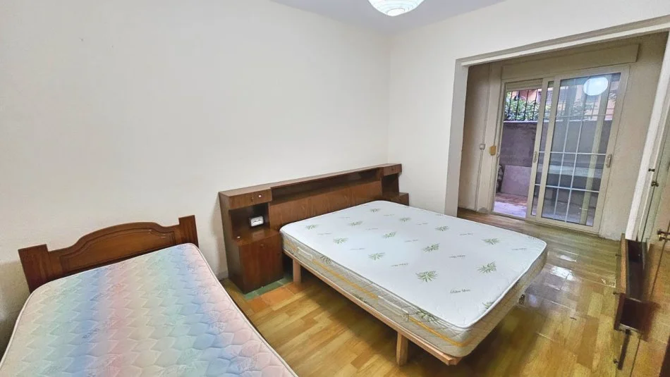 Tirane, jepet me qera apartament 1+1 , 50 m² 450 € (medreseja)