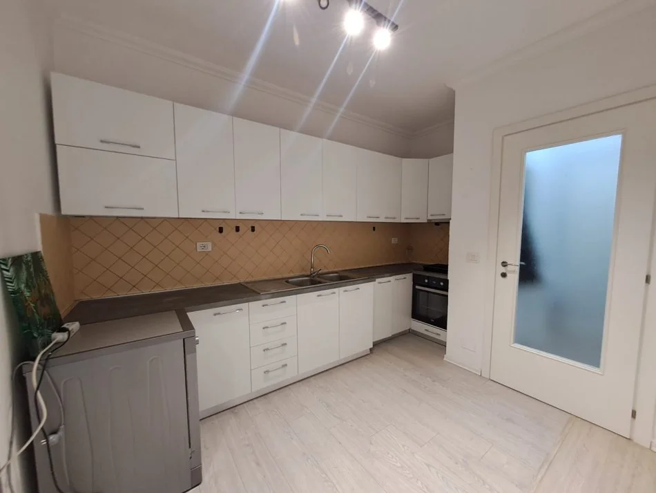 Tirane, jepet me qera apartament 1+1+Aneks+Ballkon Kati 5, 1 m² 550 € (pazari i ri)