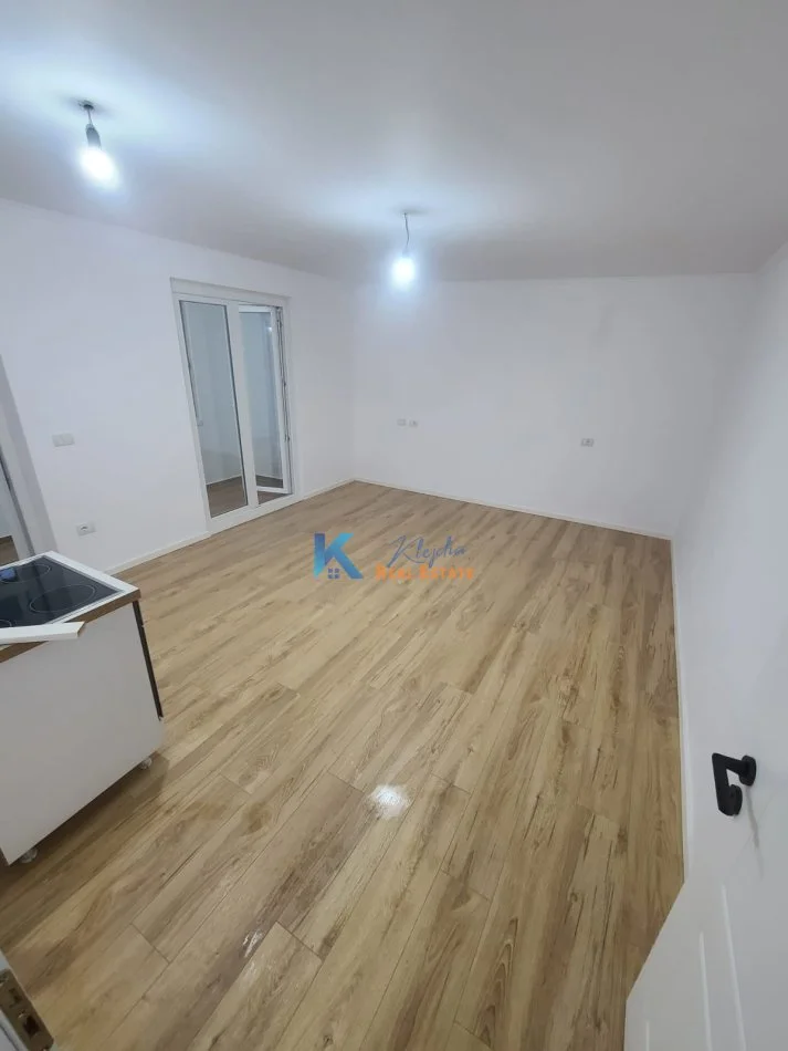 Tirane, shes apartament 1+1+Ballkon Kati 4, 55 m² 120.000 € (afer shkolles se kuqe)
