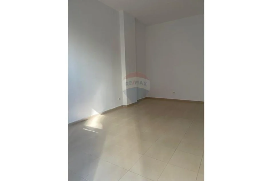 Tirane, shitet dyqan Kati 0, 40 m² 105.000 € (Ali Demi)