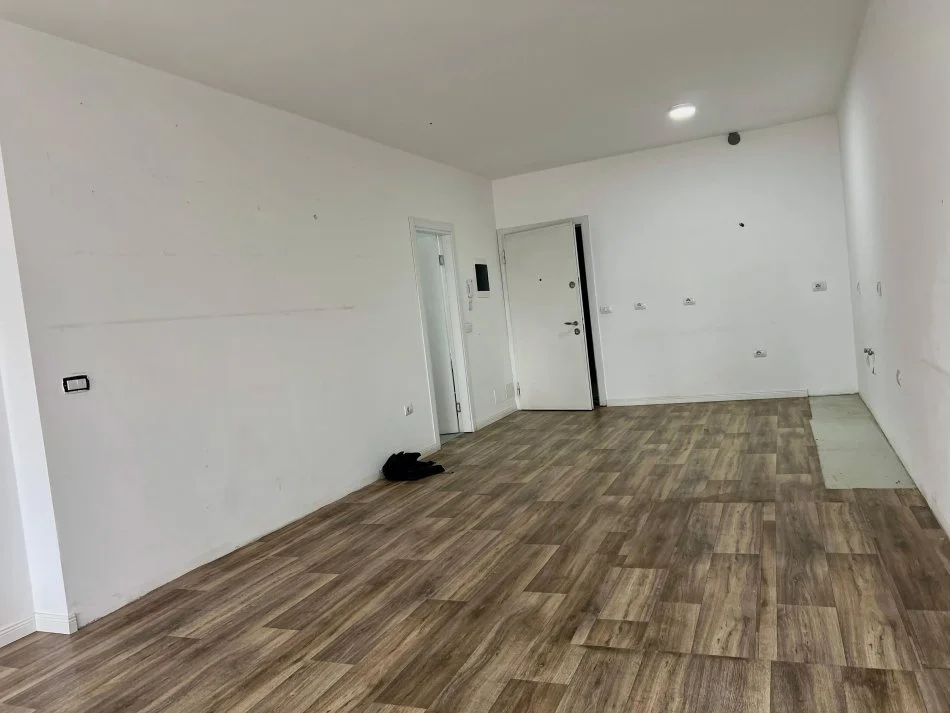 Tirane, jepet me qera zyre Kati 3, 144 m² 3.000 € (Qender)
