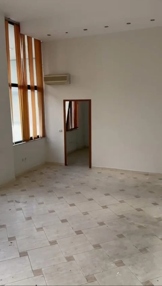 Tirane, jepet me qera zyre Kati 2, 230 m² 1.900 € (Ministria e Jashtme, prane Komisariatit Numer 1)