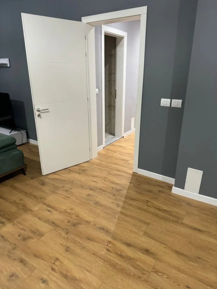 Tirane, jepet me qera apartament 2+1+2+ Ballkon Kati 3, 132 m² 1.000 € (Prane Xhamise, Selite e Vjeter)