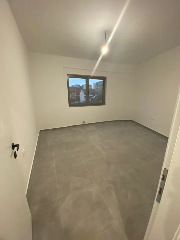 Tirane, jepet me qera apartament 1+1 Kati 1, 87 m² 450 € (Fusha e Aviacionit)