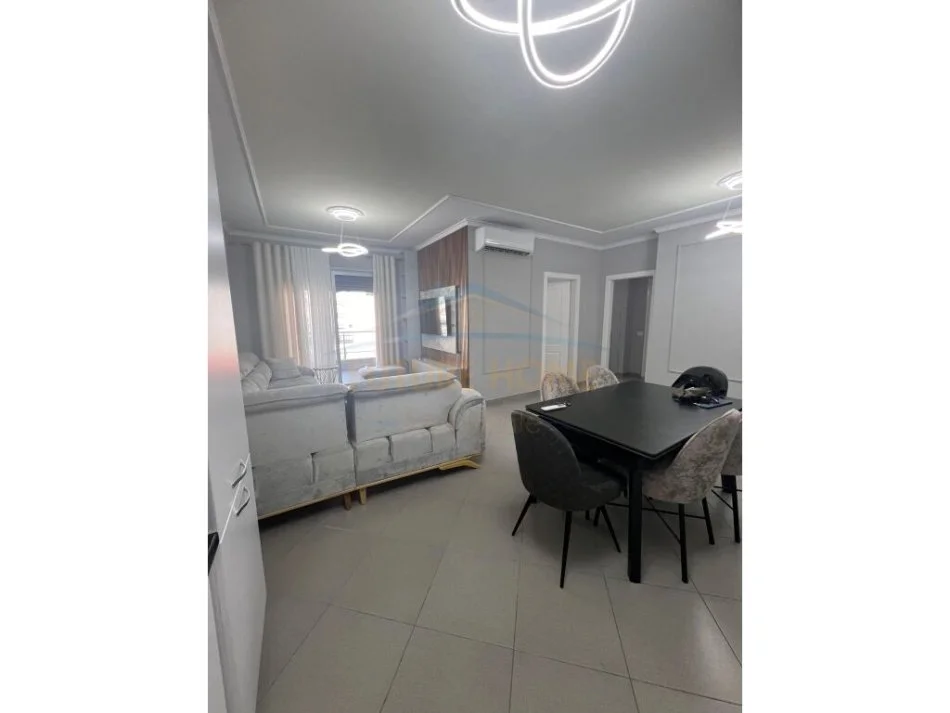 Tirane, jepet me qera apartament 2+1+Aneks+Ballkon Kati 3, 100 m² 600 € (astir)