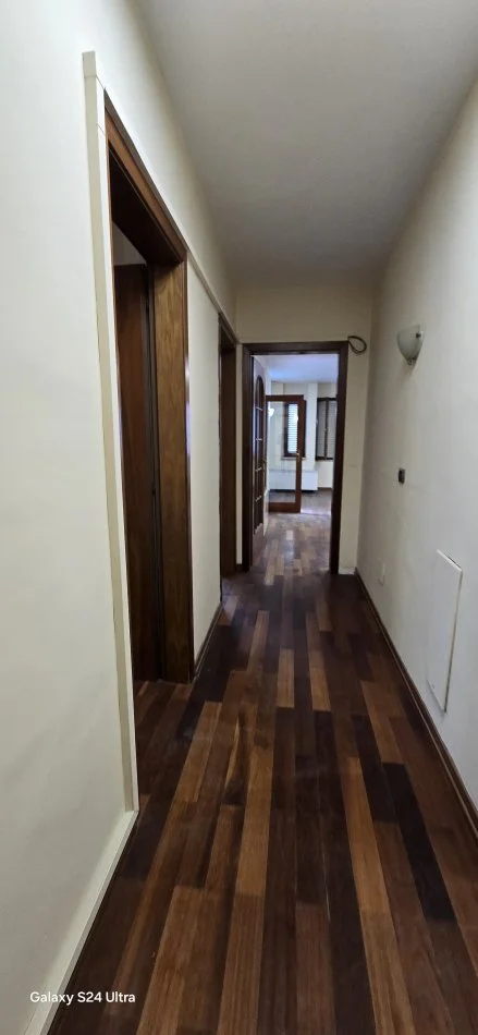 Tirane, jepet me qera ambjent biznesi Kati 4, 165 m² 2.000 € (Prane Kullave Binjake)