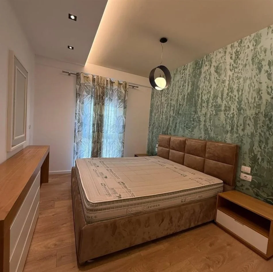 Tirane, jepet me qera apartament 1+1 , 70 m² 750 € (Rr. e Barrikadave)