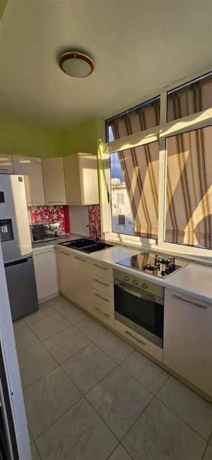 Tirane, jepet me qera apartament 1+1 Kati 3, 65 m² 600 € (Rruga e Durresit)