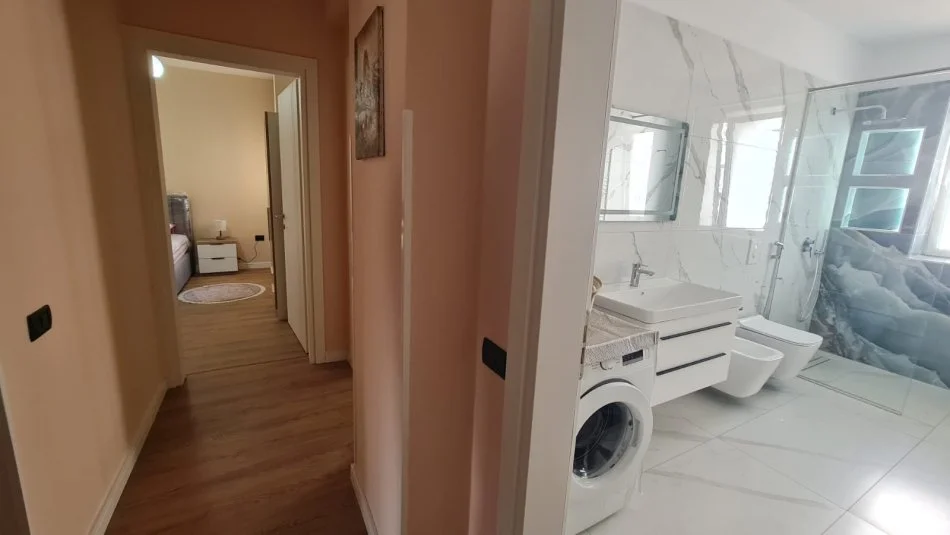 Tirane, jepet me qera Apartament 2+1+Ballkon, Kati 5 me Ashensor, 95 m², 700 € (Bulevardi Zogu i Pare, prane FSHN)