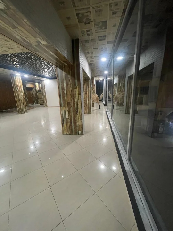 Tirane, jepet me qera Ambjent biznesi, Kati 1 buze rruges Kryesore, 175 m², 150.000 Leke (Rruga Myslym Shyri)