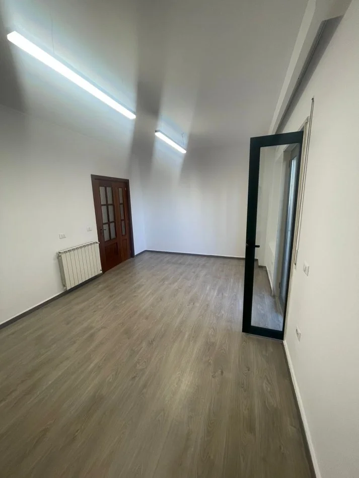 Tirane, jepet me qera Zyre, Kati 5 pallat i ri me Ashensor, 98 m², 700 € (Rruga Barrikadave, tek Galeria)