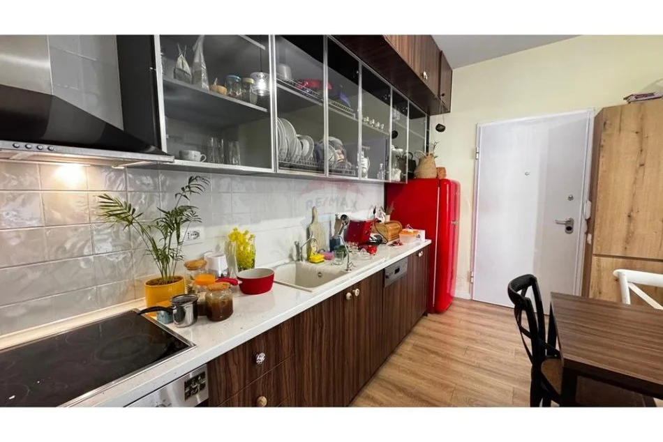 Tirane, jepet me qera apartament 1+1+Ballkon Kati 4, 70 m² 450 € (Kopshti Botanik)
