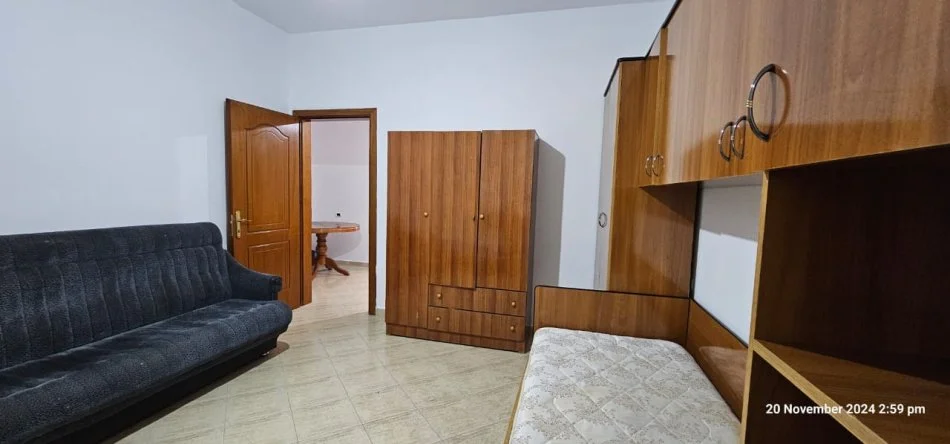 Tirane, jepet me qera shtepi 2+1 Kati 3, 119 m² 500 € (Rruga e Kavajes)
