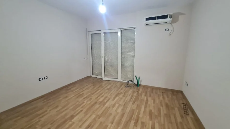 Tirane, jepet me qera per Zyre super Apartament 4+1, Kati 6 ne pallat te ri me ashensor, 178 m², 800 € (Don Bosko)