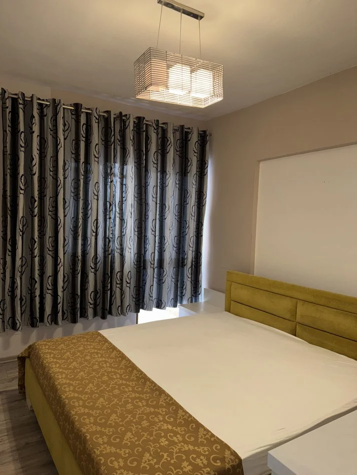 Tirane, jepet me qera apartament 2+1+Ballkon Kati 5, 90 m² 650 € (Komuna e Parisit, prane Lulishtes)