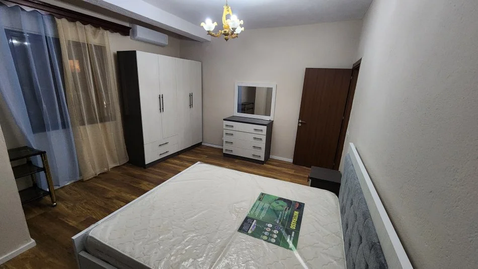 Tirane, jepet me qera apartament 2+1 Kati 4, 105 m² 700 € (Rruga Myslym Shyri)