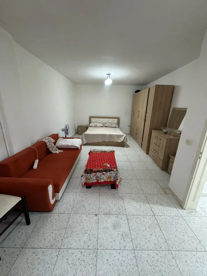 Tirane, jap me qera apartament 1+1 Kati 2, 60 m² (Rruga e Durresit, afer Ambasades Polake)