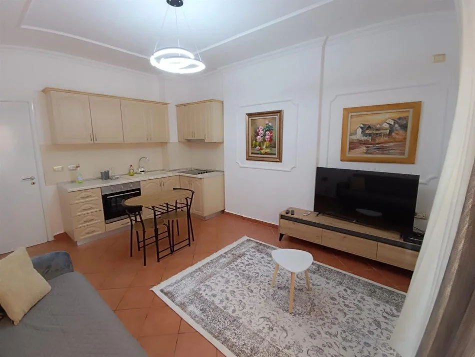 Tirane, jap me qera apartament 1+1+Ballkon Kati 2, 50 m² 500 € (Liqeni i Thate, Rruga Peti, afer Hotel Sokrati)