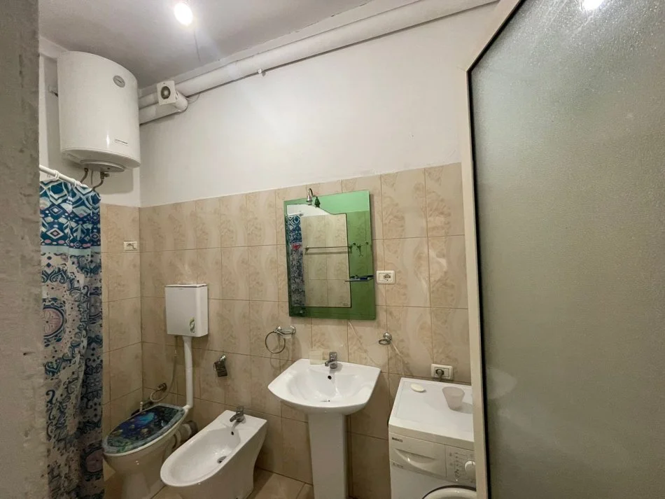 Tirane, jap me qera apartament 1+1 Kati 1, 62 m² 500 € (Qender, pas 9 Katsheve)