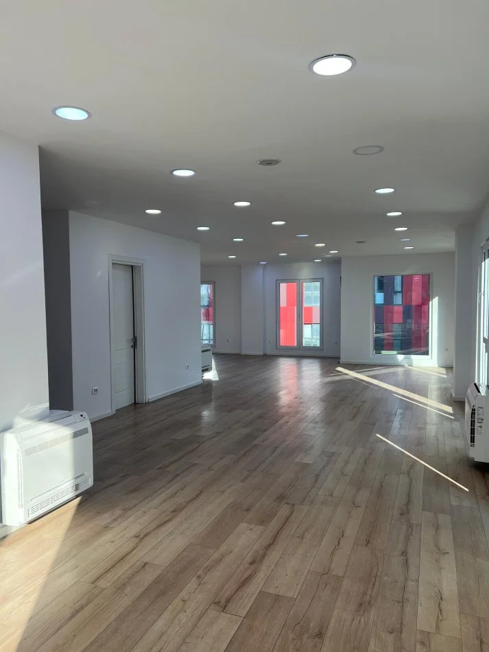 Tirane, jepet me qera ambjent biznesi Kati 2, 170 m² 2.300 € (Rruga e Elbasanit)