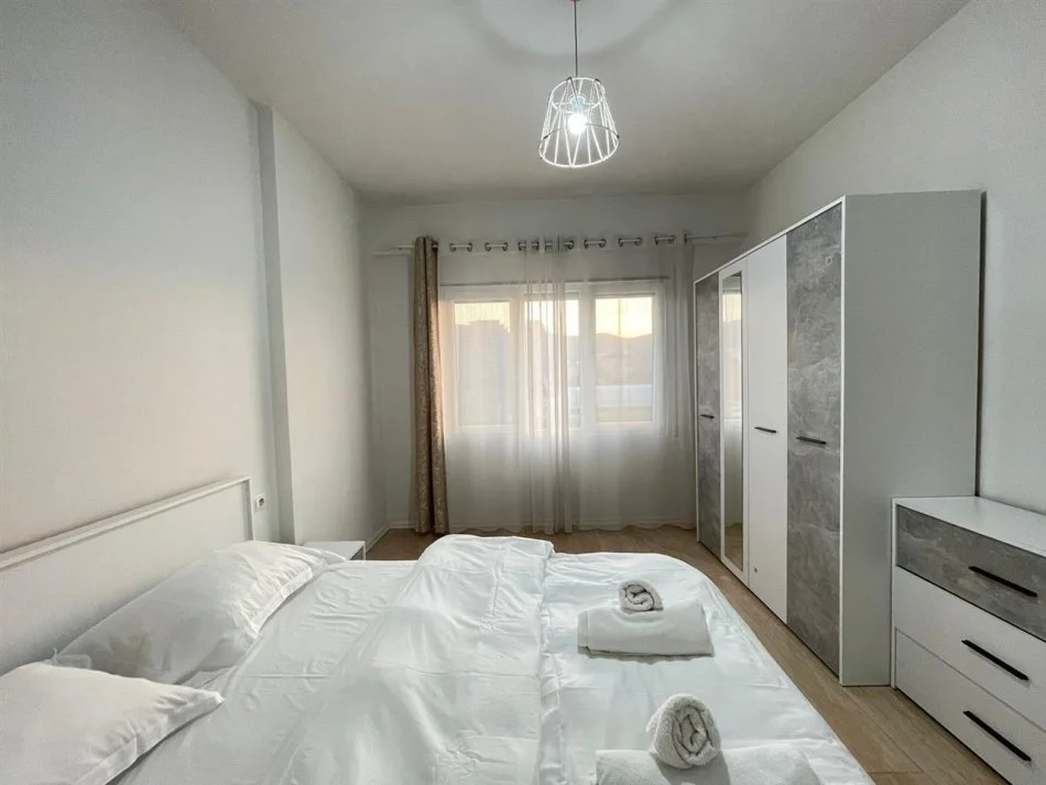 Tirane, jepet me qera apartament 2+1+Ballkon Kati 4, 100 m² 1.300 € (Liqeni, Rruga e Kosovareve)