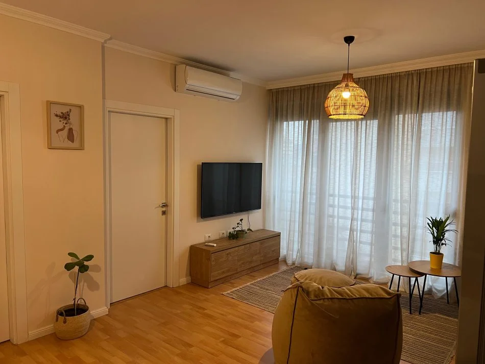 Tirane, jap me qera apartament 2+1+Ballkon Kati 4, 80 m² 800 € (Rruga Hoxha Tahsim, afer Optika Roma)