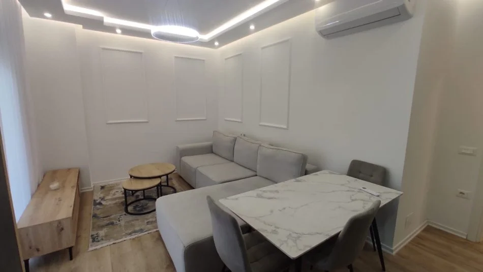 Tirane, jepet me qera apartament 1+1+Ballkon Kati 5, 65 m² 550 € (Don Bosko, Trio Tower Residence)